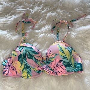 NWOT light lift bikini top